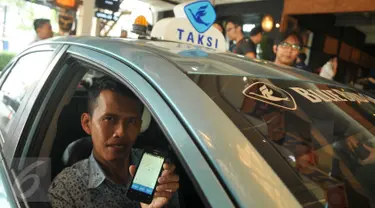 Sopir taksi memperlihatkan aplikasi online My Blue Bird di Jakarta, (19/5). Blue Bird meluncurkan versi terbaru My Blue Bird yang merupakan penyempurnaan perkembangan teknologi dari sistem online yang sudah ada sebelumnya. (Liputan6.com/Gempur M Surya)