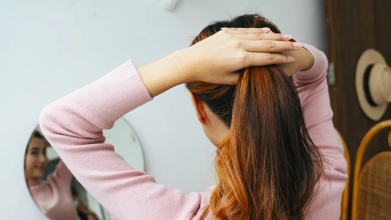 7 Cara Mengatasi Rambut Patah agar Kondisinya Nggak Semakin Parah