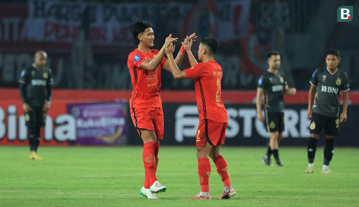 <p>Pemain Persija Jakarta, Akbar Arjunsyah (kiri) merayakan gol bersama Rio Fahmi saat melawan Bhayangkara Presisi pada laga pekan ketiga BRI Liga 1 2023/2024 di Stadion Patriot Candrabhaga, Bekasi, Minggu (16/7/2023). Persija menang dengan skor 4-1. (Bola.com/M Iqbal Ichsan)</p>