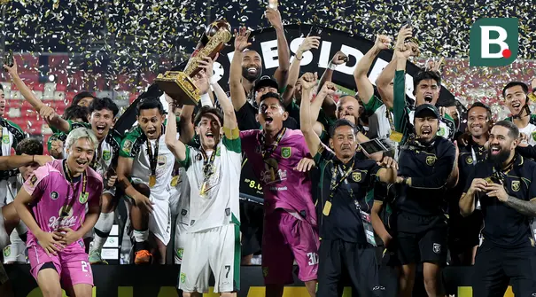 Kapten Persebaya Surabaya, Francisco Rivera, mengangkat trofi juara Piala Presiden 2026 saat perayaan kemenangan usai mengalahkan Persib Bandung pada laga final di Stadion Kapten I Wayan Dipta, Gianyar, Bali, Kamis (6/8/2026). Persebaya memastikan gelar juara perdana setelah menang dramatis 6-5 lewat adu tendangan penalti, menyusul hasil imbang 1-1 hingga babak tambahan waktu. (KapanLagi.com/Budy Santoso)