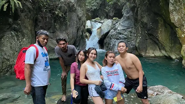 6 Momen Ayu Ting Ting Liburan di Alam, Seru Berendam di Air