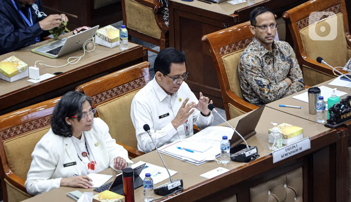 Nadiem Makarim pernah mengatakan jajarannya mencari cara untuk mempercepat penyelesaian tenaga guru honorer ini. Salah satu langkah yang ditempuh adalah mendorong pemerintah daerah untuk mengusulkan formasi guru sesuai dengan kebutuhan. (Liputan6.com/Faizal Fanani)