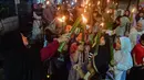 Kegiatan berlangsung meriah dengan partisipasi warga sekitar yang turut mendampingi sepanjang rute pawai. Tampak dalam foto, anak-anak saat mengikuti pawai obor di kawasan Cinere,  Depok, Senin (16/2/2026). (merdeka.com/Arie Basuki)