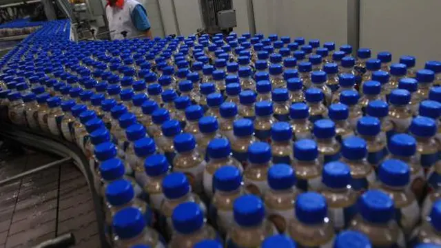 Ribuan botol NU Milk Tea yang telah terisi akan dikemas di Pabrik PT A