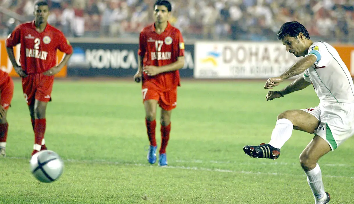 Sepanjang karir profesionalnya, Ali Daei mencatat rekor 109 gol dalam 145 pertandingan dan baru saja rekornya tersebut disamai oleh Cristiano Ronaldo yang mencatat 178 pertandingan untuk membukukan rekor 109 gol di laga internasional. (Foto: AFP/Peter Parks)