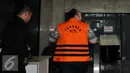 Agung Andri Tristianto Sutrisna saat berada di dalam gedung KPK, Jakarta, Jumat (14/2). Agung diperiksa sebagai tersangka terkait suap untuk permintaan penundaan putusan kasasi sebuah perkara Mahkamah Agung. (Liputan6.com/Helmi Afandi)