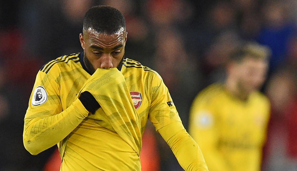 Striker Arsenal, Alexandre Lacazette, tampak kecewa usai dikalahkan Sheffield United pada laga Premier League di Stadion Bramall Lane, Sheffield, Senin (21/10). Sheffield menang 1-0 atas Arsenal. (AFP/Oli Scarff)