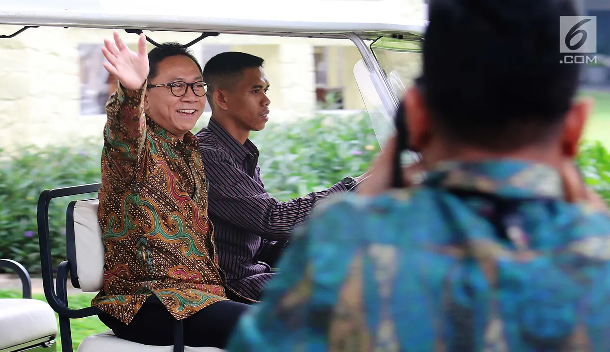 Ketua MPR yang juga Ketum PAN Zulkifli Hasan melambaikan tangan seusai menemui Presiden Joko Widodo (Jokowi) di Istana Merdeka, Jakarta, Selasa (18/7). Keduanya melakukan pertemuan tertutup dan selama kurang lebih dua jam. (Liputan6.com/Angga Yuniar)
