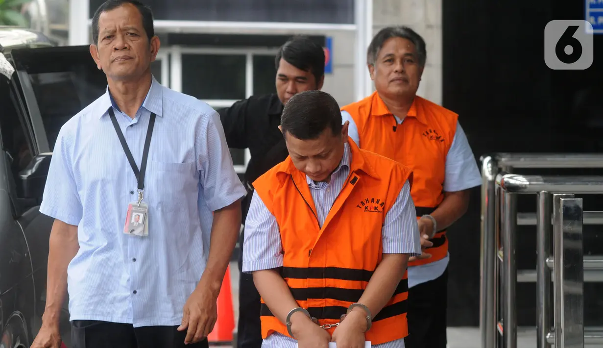 Direktur PT Sampico Adhi Abattoir Dody Wahyudi (depan) dan Direktur PT Harlis Tata Tahta Hartoyo (belakang) tiba di Gedung KPK, Jakarta, Kamis (21/11/2019). Dody diperiksa terkait suap izin kuota impor bawang putih dan Hartoyo proyek pengadaan jalan di Kalimantan Timur. (merdeka.com/Dwi Narwoko)
