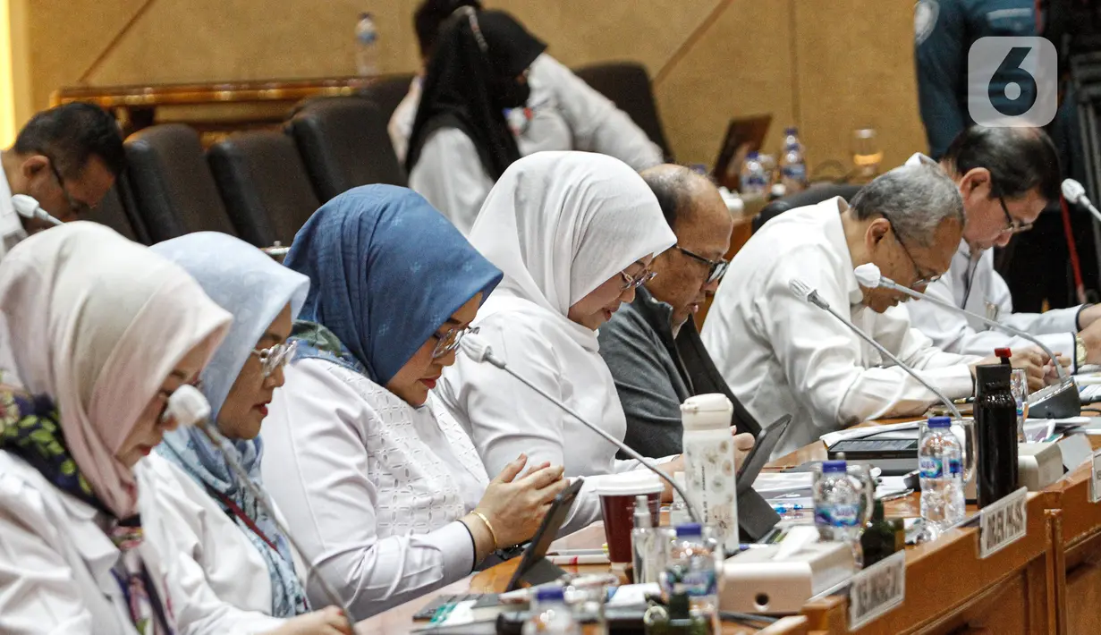 Menteri Ketenagakerjaan Ida Fauziyah berdoa sebelum mengikuti rapat kerja dengan Komisi IX DPR. (Liputan6.com/Faizal Fanani)