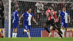 Pemain Athletic Bilbao, Inaki Williams, melakukan selebrasi setelah mencetak gol ke gawang Atletico Madrid pada laga semifinal Copa del Rey di Stadion San Mames, Jumat (1/3/2024). Kemenangan ini memastikan langkah mereka ke babak final Copa del Rey 2023/2024 (AFP/Ander Gillenea)