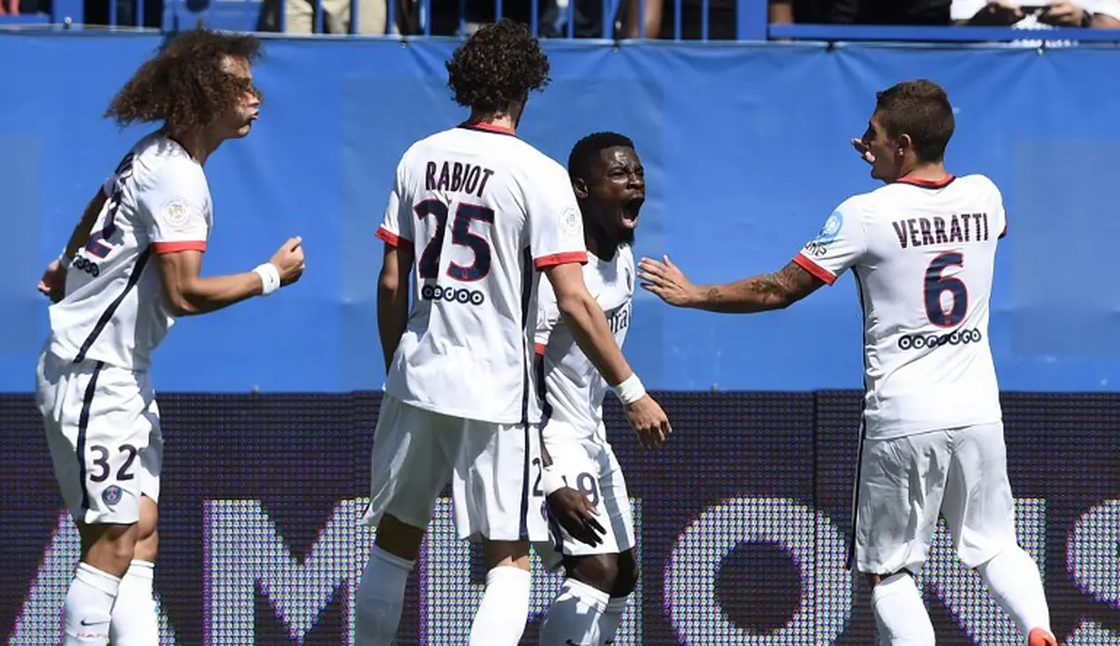 Pemain PSG, Serge Aurier merayakan gol yang dicetaknya ke gawang Lyon dalam final Piala Super Prancis 2015 di Stadion Stade Saputo, Montreal, Minggu (2/8/2015) dini hari WIB. (AFP Photo/Franck Fife)