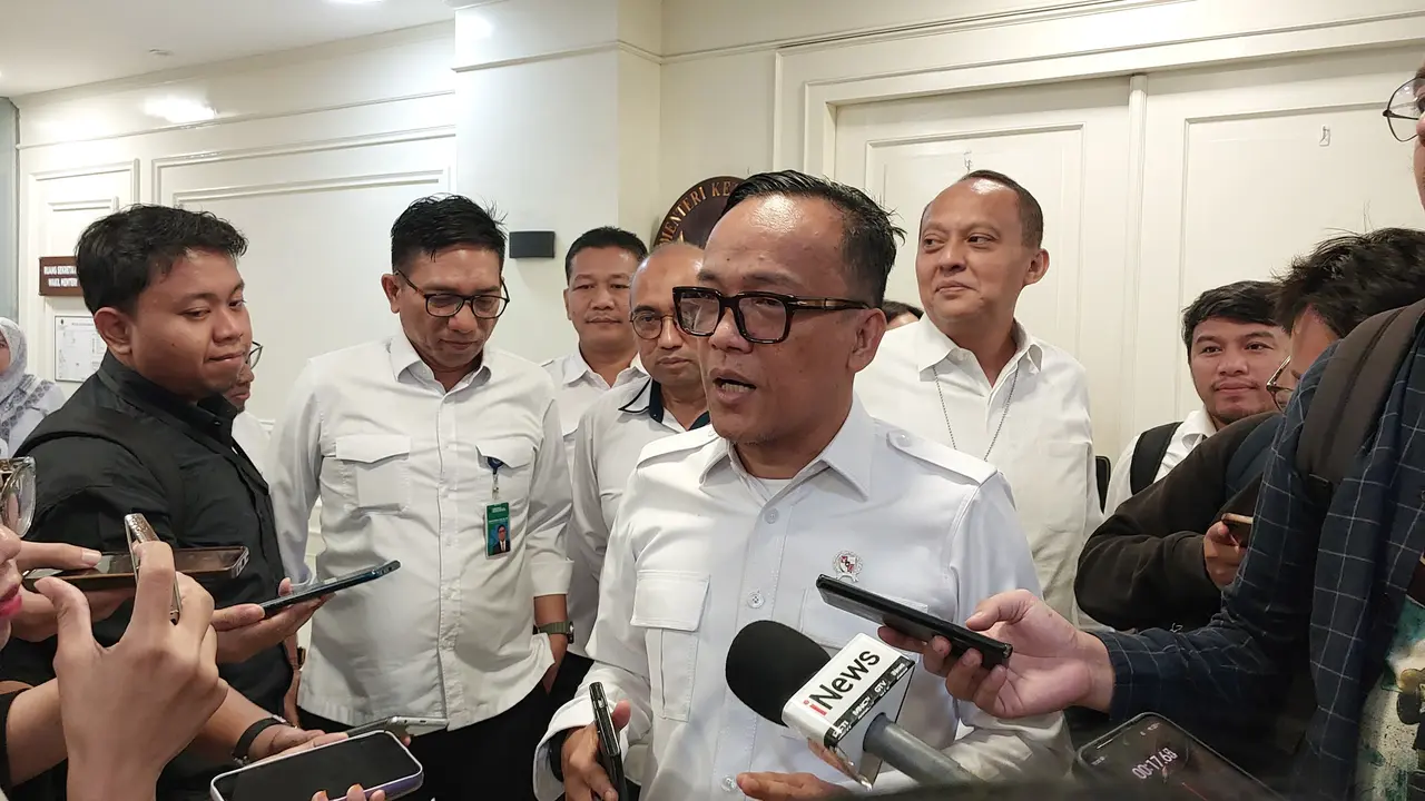 Wakil Menteri Ketenagakerjaan, Immanuel Ebenezer Gerungan di Kantor Kemnaker, Jakarta, Senin (19/5/2025). (Arief/Liputan6.com)
