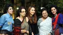 Ayu Ting Ying berpose dengan sejumlah fans dari keturunan India saat menghadiri premier film Turis Romantis  di XXI Epicentrum, Kuningan, Jakarta Selatan, Senin (20/4/2015). (Liputan6.com/Panji Diksana) 
