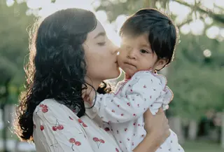 ilustrasi ibu dan anak/Photo by César Abner Martínez Aguilar on Unsplash