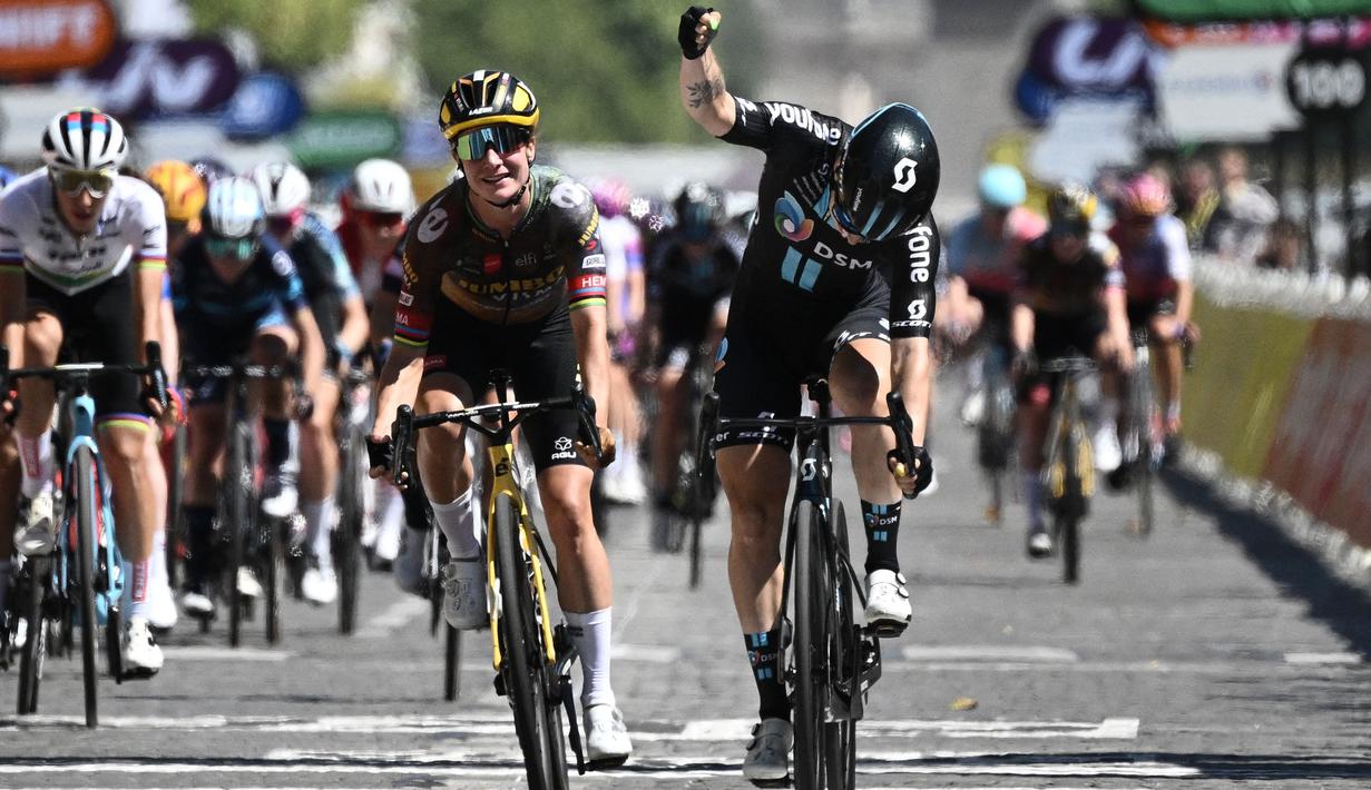 Pebalap Tim DSM, Lorena Wiebes merayakan kemenagannya di etape pertama Tour de France Wanita 2022 yang menempuh jarak sepanjang 81,6 km dari Tour Eiffel hingga Champs-Elysees, Paris pada 24 Juli 2022. (AFP/Jeff Pachoud)