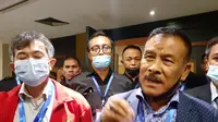 Ketua Asprov PSSI Jawa Barat periode 2021-2025, Tommy Apriantono (kiri), bersama Umuh Muchtar selepas kongres yang digelar di Golden Flower Hotel, Jalan Asia Afrika, Kota Bandung, Sabtu (27/11/2021). (Bola.com/Erwin Snaz)