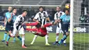 Striker Juventus, Cristiano Ronaldo, mencetak gol ke gawang Atalanta pada laga Serie A di Stadion Atleti Azzurri, Rabu (26/12). Kedua tim bermain imbang 2-2. (AP/Paolo Magni)