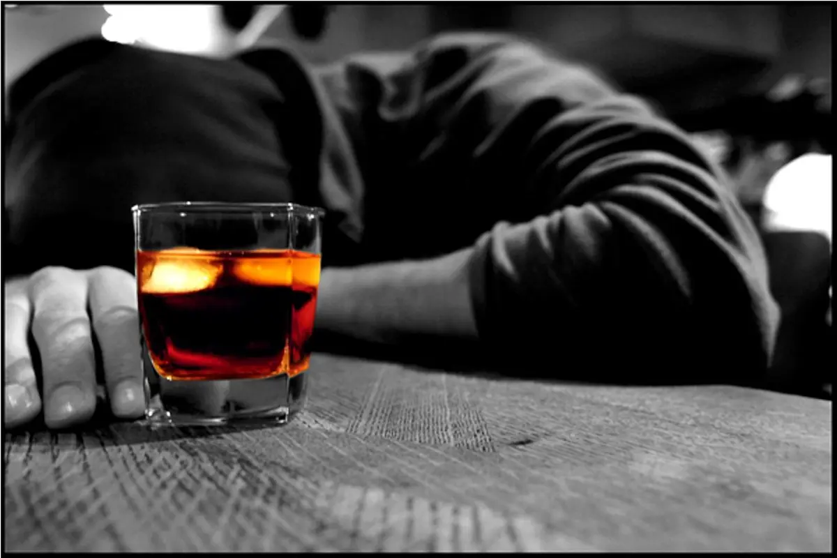[Bintang] Waspada, 8 Tanda Ini Tunjukkan Kamu Seorang Pecandu Alkohol