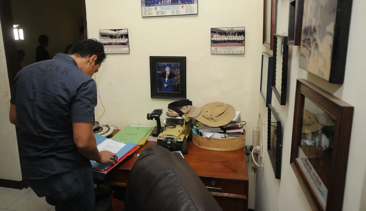 Penggeledahan di rumah Yayat A Sudrajat di Turangga D62, Bandung, Jumat (22/5/2015) untuk mencari barang bukti terkait kasus dugaan korupsi pembangunan Stadion Gedebage. Tampak, petugas saat melakukan penggeledahan. (Liputan6.com/Helmi Fithriansyah)