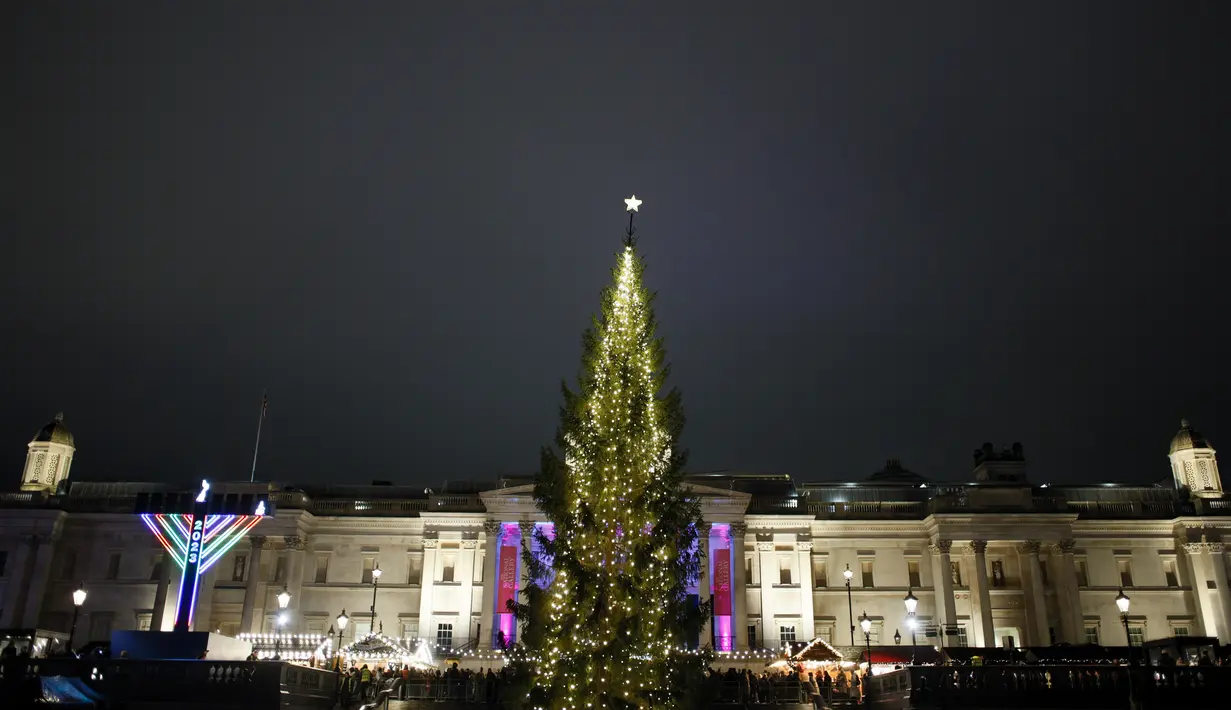 Pemandangan pohon Natal Trafalgar Square usai upacara penyalaan tahunan di London, Kamis, 7 Desember 2023. (AP Photo/David Cliff)