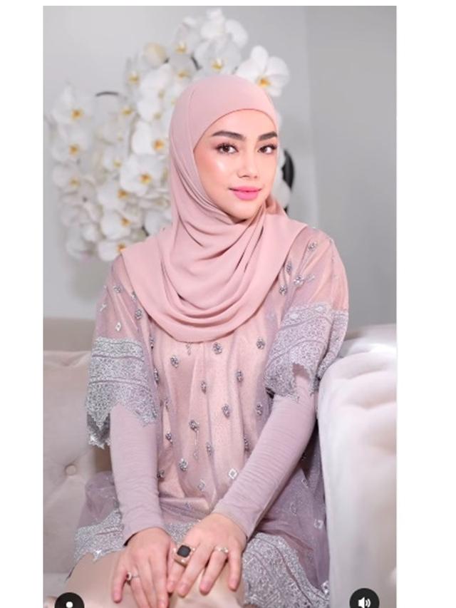 8 Potret Celine Evangelista Tampil Berhijab, Akui Nyaman