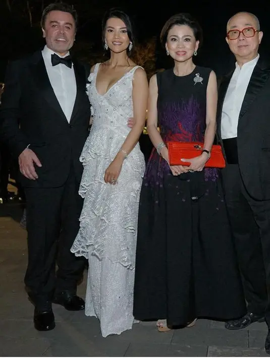 Rambut panjangnya dibiarkan terurai dengan poni samping. Wajahnya pun dipoles flawless mengaplikasikan lipstik nude.  [@farahquinnofficial]