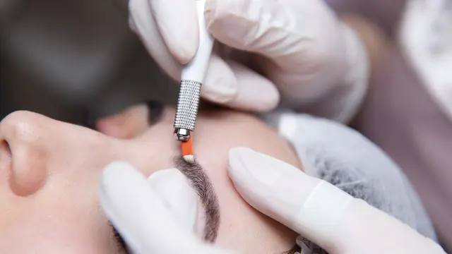 Mengisi Alis dengan Menanam Pigmen Berwarna