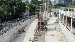 Aktivitas pekerja di proyek pembangunan lintas bawah atau underpass Mampang Prapatan-Kuningan, Jakarta, Minggu (18/3). Targetnya, April nanti akan dilakukan uji coba selama satu minggu sebelum betul-betul dioperasikan. (Liputan6.com/Faizal Fanani)
