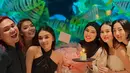 Sudah seperti keluarga, kebersamaan Dara Arafah bareng sahabatnya ini penuh dengan kehangatan. Dalam keterangan unggahannya, Dara Arafah menuliskan terima kasih kepada sahabat tercintanya karena sudah membuat usia 25 tahunnya jadi momen yang tak terlupakan. Ucapan selamat ulang tahun untuk Dara Arafah ramai disampaikan oleh penggemar. (Liputan6.com/IG/@daraarafah)