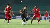 Pemain Timnas&nbsp;Korea Selatan U-17,&nbsp;Jin Taeho (tengah), mengontrol bola dan berusaha melwati hadangan pemain Timnas&nbsp;Indonesia U-17,Muhammad Aulia Rahman Arif (kanan), dalam pertandingan uji coba yang berlangsung di Stadion Patriot Candrabhaga, Bekasi, Rabu (30/8/2023). (Bola.com/Abdul Aziz)