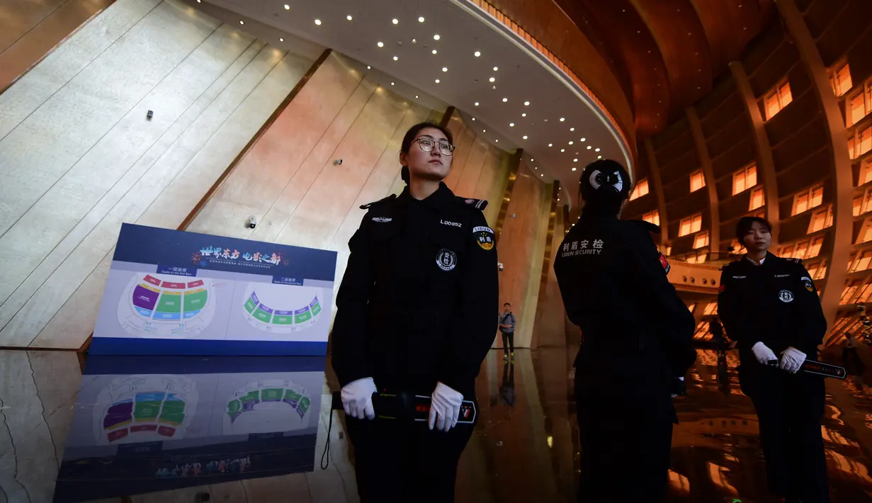 Petugas berdiri di pintu masuk Qingdao Movie Metropolis di Qingdao, Provinsi Shandong, Sabtu (28/4). Perusahaan China Dalian Wanda menginvestasikan USD 7,9 miliar ke proyek tersebut yang diharapkan menarik produsen asing ke negara itu. (AFP/WANG ZHAO)