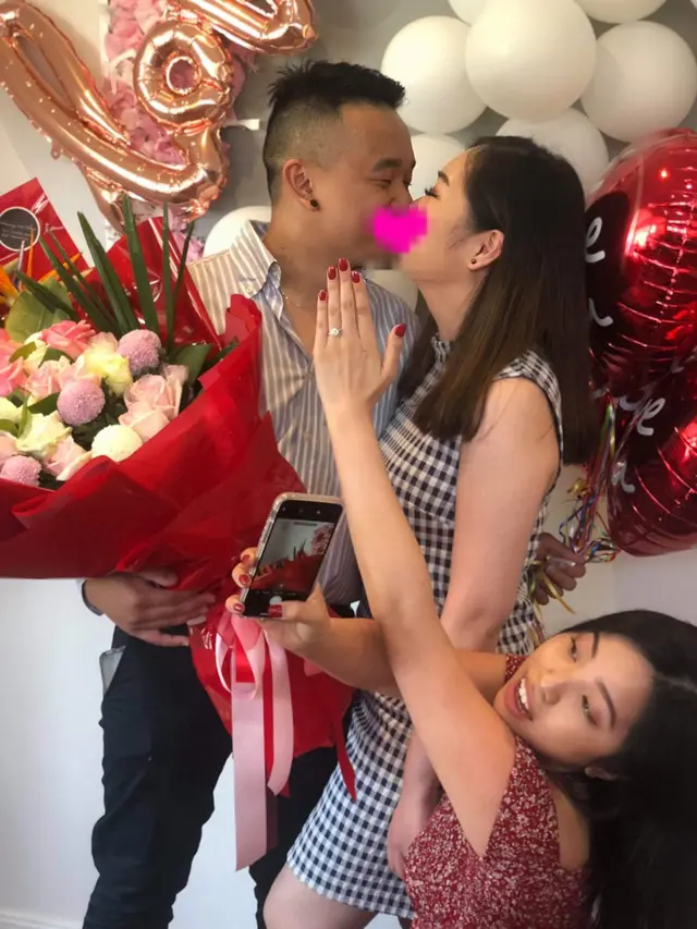 Tampak Romantis, Foto di Balik Pamer Cincin Tunangan Ini Kocak Abis