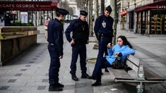 Polisi memeriksa seorang wanita saat lockdown di Jalan Champs-Elysees, Paris, Prancis, Selasa (17/3/2020). Polisi merazia warga yang masih berkeliaran di luar rumah saat Prancis memberlakukan lockdown akibat virus corona COVID-19. (MARTIN BUREAU/AFP)