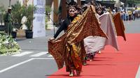 Para pedagang batik di Pasar Klewer Solo ikut memeriahkan Hari Batik dengan melakukan peragaan busana di catwalk dadakan di jalan depan pasar,Senin (2/10).(Liputan6.com/Fajar Abrori)