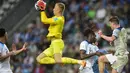<p>Penjaga gawang Inggris Matthew Cox menangkap bola saat melawan Uruguay pada pertandingan sepak bola Grup E Piala Dunia U-20 di Stadion Diego Maradona, La Plata, Argentina, Kamis (25/5/2023). (AP Photo/Gustavo Garello)</p>