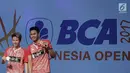 Ganda Campuran Indonesia, Tontowi Ahmad/Liliyana Natsir memegang medali juara usai mengalahkan Ganda Campuran asal China Zheng Siwei/Chen Qingchen 22-20 21-15 dalam final BCA Indonesia Open 2017 di Jakarta, Minggu (18/6). (Liputan6.com/Faizal Fanani)