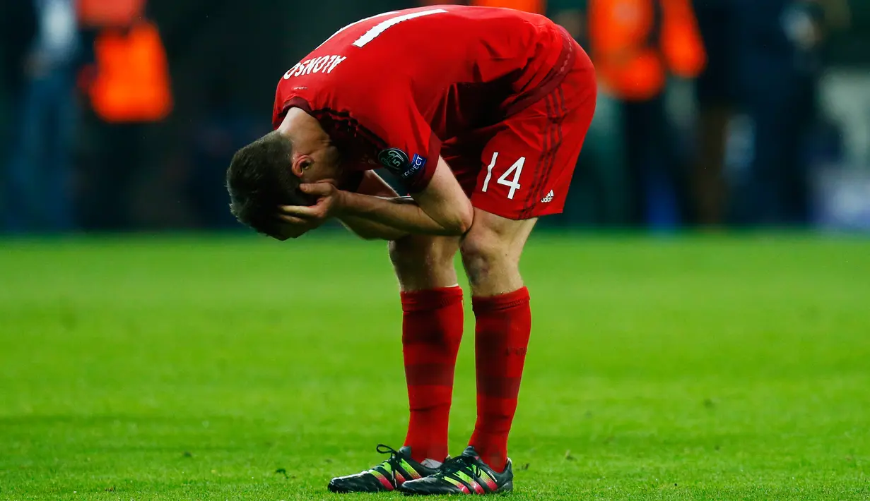Gelandang Muenchen, Xabi Alonso terlihat kecewa usai pertandingan melawan Atletico Madrid di semifinal Liga Champions di Allianz Arena (4/5). Atletico melaju ke final dengan aggregat gol tandang. (Reuters/Ralph Orlowski)