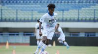 Gelandang muda Persib U-18, Saiful. (Bola.com/Erwin Snaz)