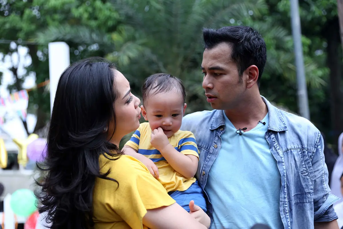 [Bintang] Raffi Ahmad, Nagita Slavina dan Rafathar