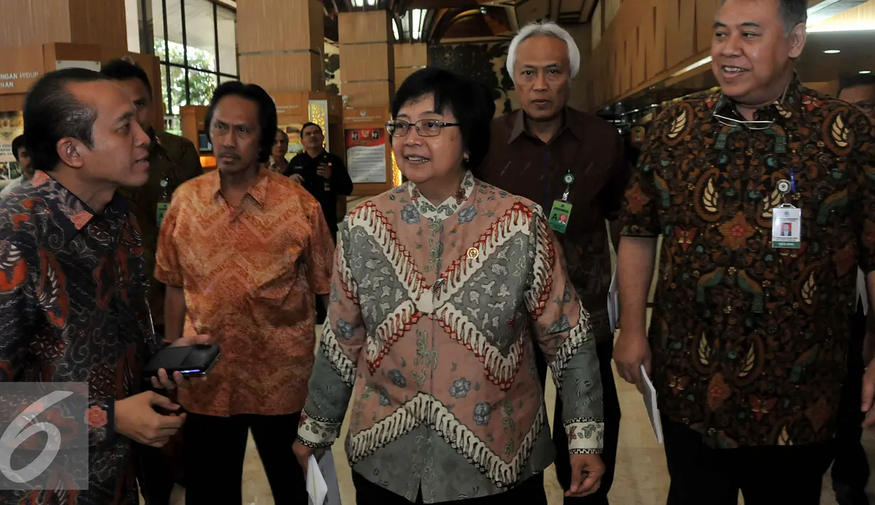 Menteri LHK, Siti Nurbaya usai menggelar Konferensi Pers di Kementrian LHK, Jakarta, Jumat (18/9/2015). Siti Nurbaya menetapkan 10 perusahaan terlibat dalam pembakaran hutan. (Liputan6.com/Johan Tallo)