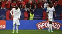 Gelandang Real Madrid asal Uruguay #15, Federico Valverde (kiri), dan bek Real Madrid asal Prancis #18, Aurelien Tchouameni, bereaksi terhadap gol yang dicetak oleh gelandang Osasuna asal Spanyol #34 Iker Munoz selama pertandingan Liga Spanyol antara CA Osasuna dan Real Madrid CF di stadion El Sadar di Pamplona pada 16 Maret 2024. (ANDER GILLENEA/AFP)