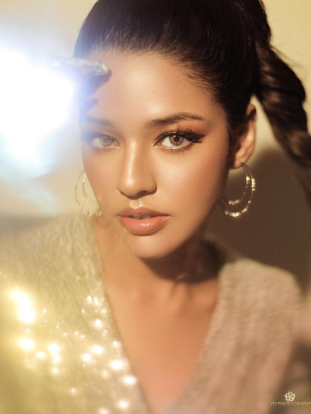 7 Gaya Pemotretan Terbaru Susan Sameh Bertema 'Beyon Silver', Memesona