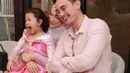 Putri Zulhas sendiri kenakan kemeja pink satin dengan celana panjang dan hijab chiffon pink pastel [@putri_zulhas]