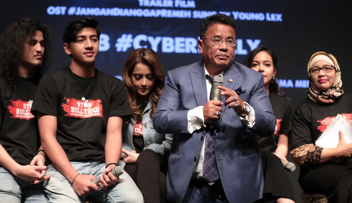 Lantaran selama ini, pengacara yang dekat dengan artis-artis Tanah Air itu jarang mengunggah foto bersama keluarganya. Baik istri maupun anak-anaknya. (Adrian Putra/Bintang.com)