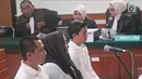 Terdakwa bos First Travel, Andika Surachman, Anniesa Hasibuan dan Siti Nuraidah alias Kiki menjalani sidang lanjutan di PN Depok, Senin (5/3). Sidang beragenda mendengarkan keterangan saksi itu menghadirkan artis Vicky Shu. (Liputan6.com/Herman Zakharia)