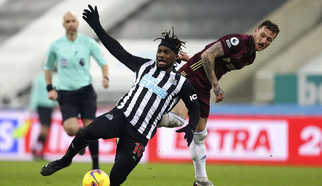 Pemai Newcastle United Allan Saint-Maximin (kiri) berebut bola dengan pemain Leeds United Liam Cooper pada pertandingan Liga Inggris di St. James Park, Newcastle, Inggris, Selasa (26/1/2021). Newcastle United menang 2-1 atas Leeds United. (Lee Smith/Pool via AP)