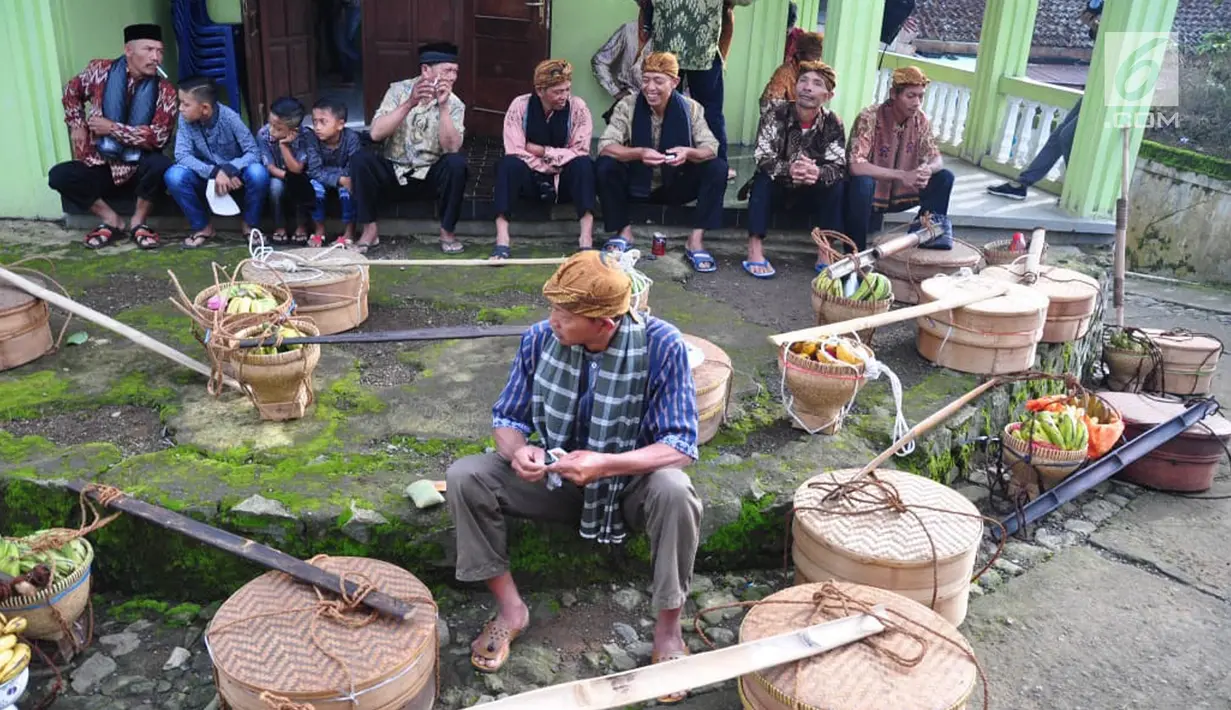 Warga bersiap mengikuti Sadranan Rejeban Plabengan di Lereng Gunung Sumbing, Temanggung, Jawa Tengah, Jumat (22/3). Dalam tradisi ini warga menggelar doa dan makan bersama di makam sesepuh. (Liputan6.com/Gholib)