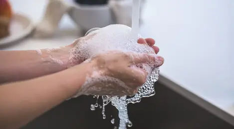 Agar Tangan Tak Bau Terasi, Begini Cara Mencucinya - Lifestyle Fimela.com