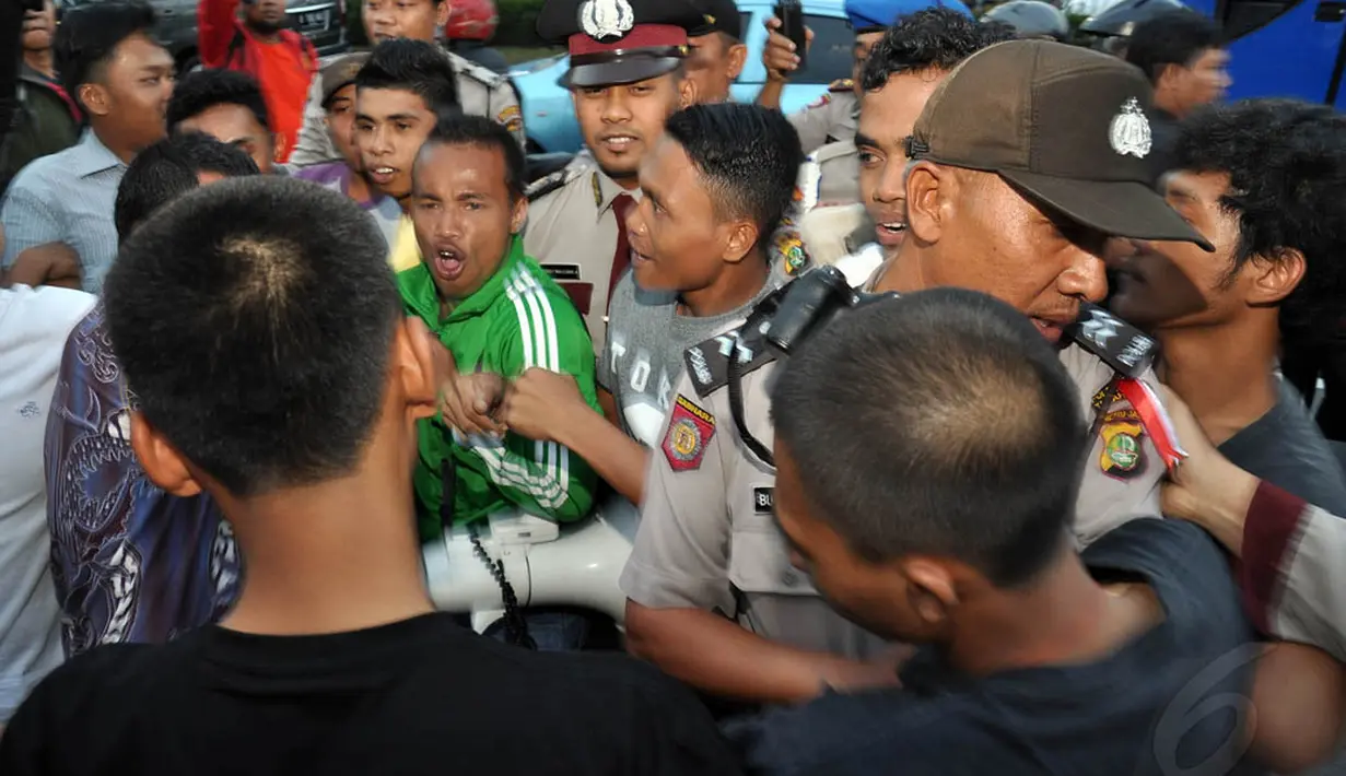 Sempat terjadi aksi dorong-dorongan antara polisi dan pengunjuk rasa di depan gedung DPR RI, Jakarta, (23/9/14). (Liputan6.com/Miftahul Hayat)